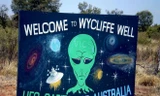 "Chào mừng tới Wycliffe Well, thủ đô UFO của Australia" là nội dung một tấm biển báo bên lề một đường cao tốc dẫn tới thị trấn Wycliffe Well.