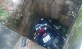 Chiếc xe máy cùng thi thể anh Q được người dân địa phương phát hiện dưới cống thoát nước ven Quốc lộ 6. Ảnh: Dân Việt