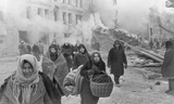 Người dân Leningrad rời khỏi những ngôi nhà sập vì bom của Không quân Đức trong chiến dịch bao vây thành phố vào năm 1941. Ảnh: RIA Novosti.