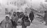 Người dân Leningrad rời khỏi những ngôi nhà sập vì bom của Không quân Đức trong chiến dịch bao vây thành phố vào năm 1941. Ảnh: RIA Novosti.