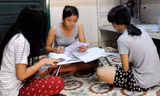 Thí sinh nghỉ trọ tại KTX Mễ Trì "giam mình" trong phòng tránh nóng và ôn bài trước ngày thi. Ảnh: Xuân Tùng.