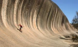 Tên gọi Wave Rock gắn liền với hình dáng kỳ thú của một tảng đá khổng lồ đã hình thành từ hàng trăm nghìn năm trước trong khu vực.