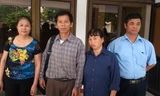 Sau 10 năm ngồi tù oan, Nguyễn Thanh Chấn (áo kẻ) trở về đoàn tụ với gia đình. Ảnh: Nguyễn Tuấn.