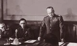 Nguyên soái G. Zhukov đọc văn bản buộc quân đội Đức Quốc xã đầu hàng không điều kiện.