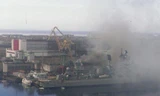 Khói bốc lên từ xưởng đóng tàu Zvyozdochka