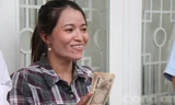 Niềm vui của chị Hồng khi nhận tiền. Ảnh: Linh Vũ.