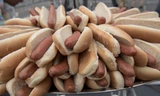 Mâm hot dog dành cho mỗi người tranh tài tại cuộc thi. Ảnh: Getty Images.