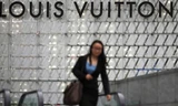 Một phụ nữ đi qua một cửa hiệu Louis Vuitton ở Thượng Hải, Trung Quốc. Ảnh: Reuters/BI.