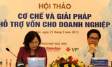 Trong khi Chủ tịch VCCI - Vũ Tiến Lộc (phải) đề nghị giảm lãi suất, Phó thống đốc Nguyễn Thị Hồng (trái) cho rằng cần thận trọng với lạm phát. Ảnh: T.L.