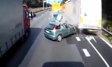 Chuyển làn gấp, nữ tài xế bị 2 cú đâm liên tiếp