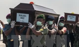 Binh sĩ Indonesia chuyển thi thể nạn nhân vụ máy bay QZ8501 tại Surabaya ngày 17/1 vừa qua. Ảnh: AFP/TTXVN.