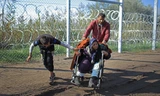 Người di cư tại biên giới Hungary với Serbia. Ảnh: Getty.