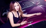 Mỹ nhân khoe đường cong siêu gợi cảm bên Bentley hồng