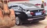 Dùng máy xúc hất văng BMW tiền tỷ