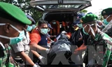 Lực lượng cứu hộ Indonesia chuyển thi thể nạn nhân máy bay QZ8501 từ Biển Java về Pangkalan Bun ngày 1/1/2015. Nguồn: THX/TTXVN.