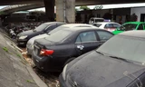 Hàng loạt xế sang đóng bụi trong bãi giữ xe vi phạm