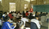 Nhiều học sinh ở Trường THCS Chiềng Sơ, Sơn La hiện vẫn đang phải học trong các phòng học tạm bằng nhà tranh vách đất.