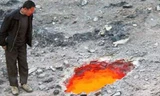 Một người dân đứng bên cạnh chiếc hố rực lửa ở ngoại ô Urumuqi, Tân Cương, Trung Quốc. Ảnh: Mirror.