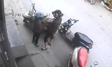 Hai nữ quái dàn cảnh cạy cốp xe máy trộm túi xách