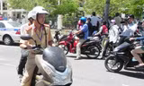 CSGT hỗ trợ việc đi lại cho thí sinh. Ảnh: Đào Phan.