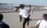 Hai nữ sinh đánh nhau trên cầu, bạn bè hò reo cổ vũ