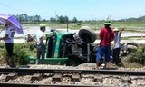 Tàu hỏa đâm ô tô bay xuống ruộng, tài xế nguy kịch