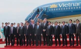 Thủ tướng Nguyễn Tấn Dũng và các thành viên Chính phủ, lãnh đạo UBND TP Hà Nội chụp ảnh lưu niệm với máy bay A350