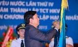 Bộ trưởng GTVT gắn Huân chương Ðộc lập hạng Nhất lên cờ thi đua của VNA.