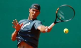 Rafael Nadal trong một buổi tập luyện cật lực ở CLB đồng quê Monte Carlo.