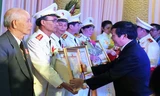 Trao Huân chương Bảo vệ Tổ quốc Hạng Ba.