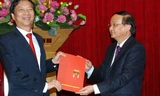 Đồng chí Tô Huy Rứa trao quyết định cho đồng chí Nguyễn Văn Đọc. Ảnh: Lao Động.