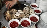 Tiết canh, thịt chó lọt top 13 món ăn kinh dị nhất thế giới