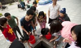 Người dân chung cư phải lấy nước từ các bể ngầm. Ảnh minh họa: Mai Uyên.