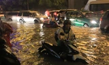 Đường phố Sài Gòn ngập sâu, hàng ngàn xe bì bõm lội nước