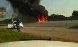 Máy bay Mỹ nổ tung khi đâm xuống cao tốc, 4 người tử nạn