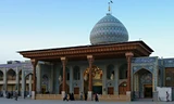 Nằm tại thành phố Shiraz của Iran, khu lăng mộ Shah Cheragh (cái tên nghĩa là “Vị vua của ánh sáng”) được coi là một trong những công trình tráng lệ nhất của vương quốc Ba Tư xưa.