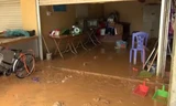  Nhà dân ngập trong bùn rác sau mưa lũ