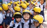 Các em học sinh được tặng mũ bảo hiểm.