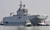 Tàu chiến lớp Mistral Sevastopol rời cảng Saint-Nazaire, Pháp trong cuộc thử nghiệm trên biển đầu tiên ngày 16/3. Ảnh: AFP-TTXVN.