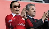 Cardiff City đứng bét bảng và xuống hạng mùa giải trước vẫn mang về cho ông chủ Vincent Tan (áo đỏ) gần 100 triệu đôla. Ảnh: Reuters.