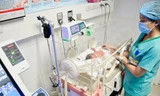 Bé gái sơ sinh đang được các y bác sỹ chăm sóc tại bệnh viện.