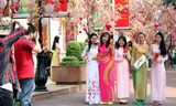 Sài Gòn tràn ngập sắc xuân cùng mai, đào