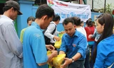 Báo Tiền Phong phát hơn 400 suất cơm nhân ái