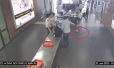 Hành vi bất hợp tác với nhân viên hàng không của hành khách Khôi được camera ghi lại. Ảnh: Sân bay Nội Bài.