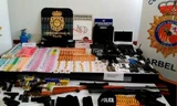 Những thỏi vàng, súng và tiền mặt được cảnh sát tìm thấy sau khi bắt giữ nhóm tội phạm. Ảnh: Independent.