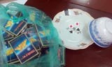 Tang vật thu được tại sòng xóc đĩa. Ảnh: Xuân Mai.
