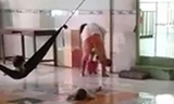 Bà Thủy tát cả chục phát vào người cháu bé. Ảnh cắt từ clip.