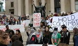 Sinh viên đại học Columbia biểu tình phản đối kẻ hiếp dâm.