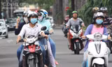 Nắng nóng nên khi ra đường nhiều người che chắn kín mít như “Ninja”. Ảnh: Hoàng Anh.