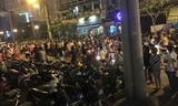 Có hàng trăm người hiếu kì tập trung trên phố đi bộ xem vụ việc. Ảnh Facebook.